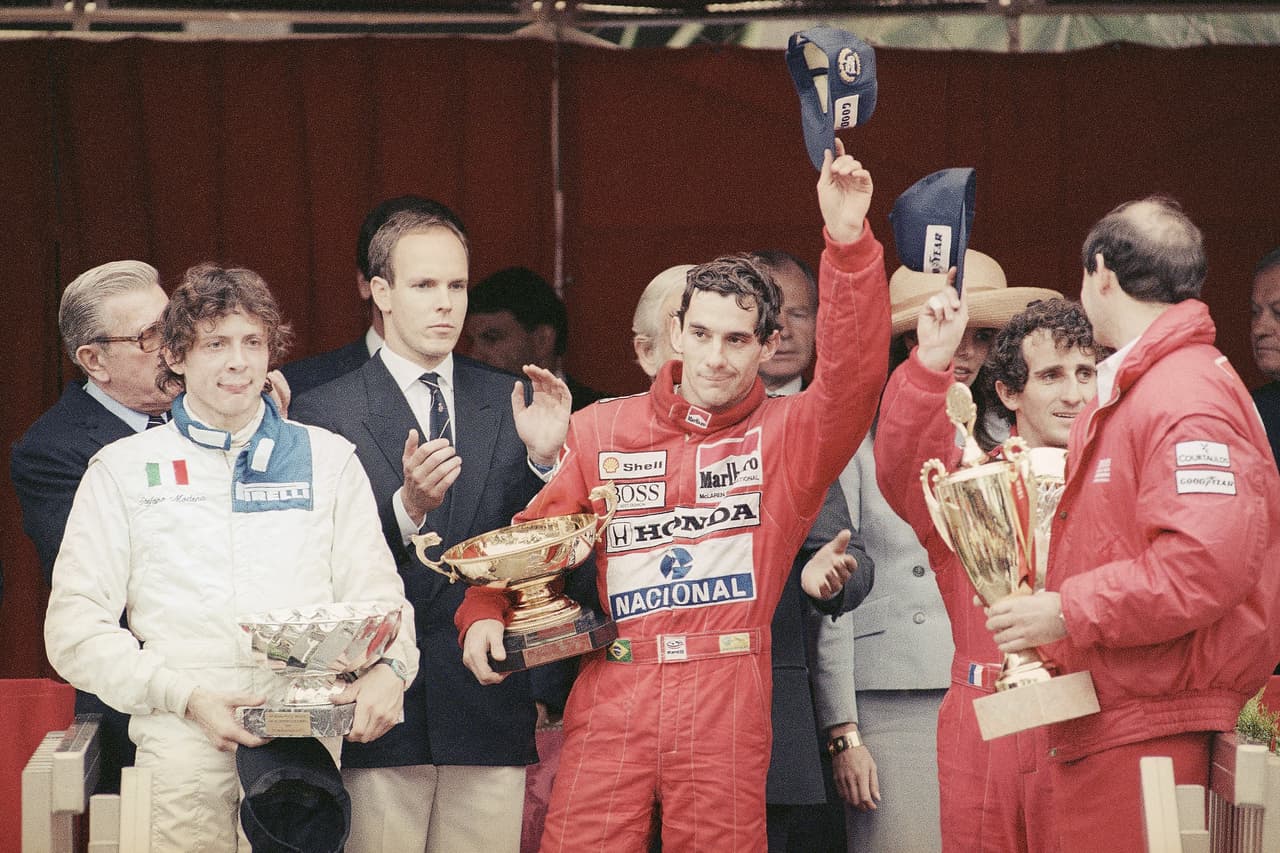 Ayrton Senna (34 años) – el tricampeón mundial de la Fórmula 1 y considerado por muchos como el piloto más rápido de la historia, perdió la vida en 1994 luego de sufrir un aparatoso accidente en el Gran Premio de San Marino.