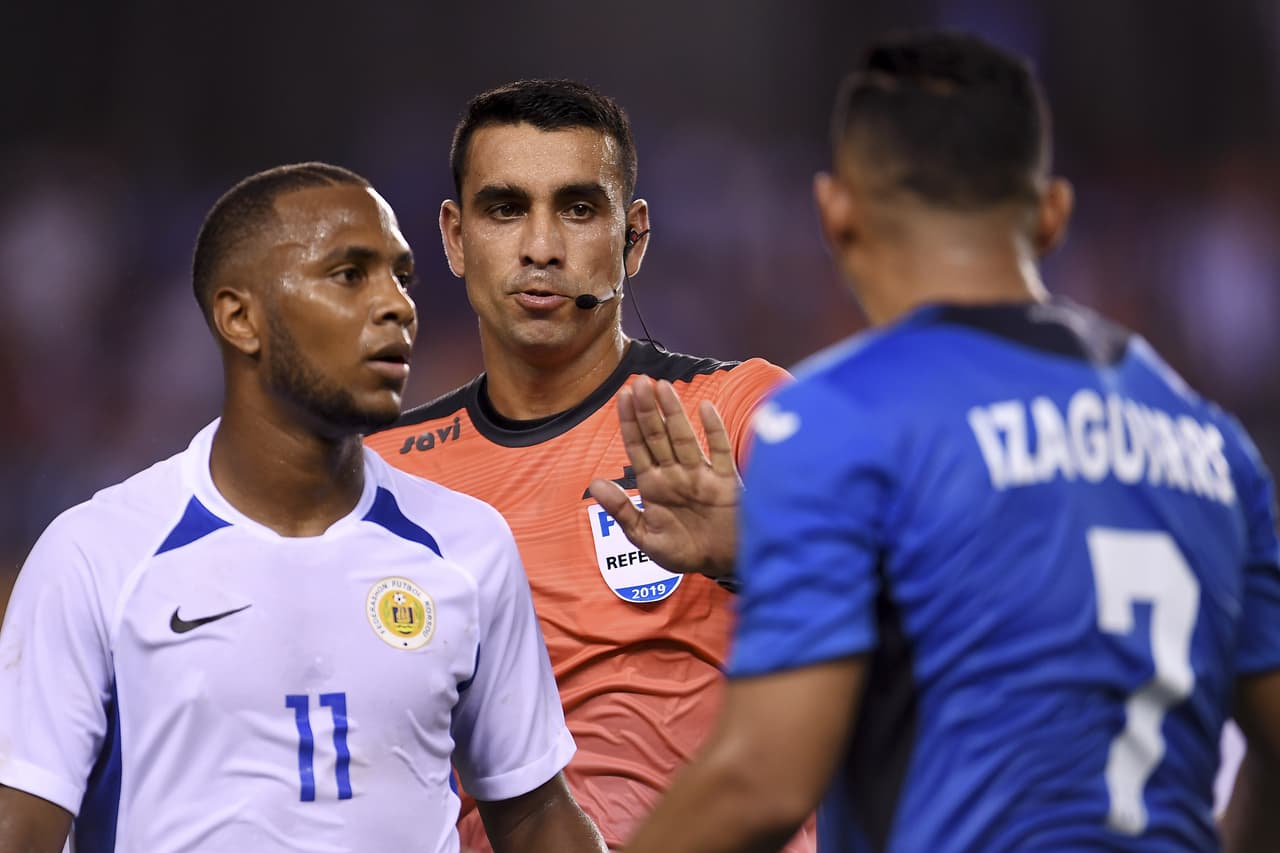 El árbitro recibió indicaciones del juez lateral y se anuló la anotación de la Bicolor.