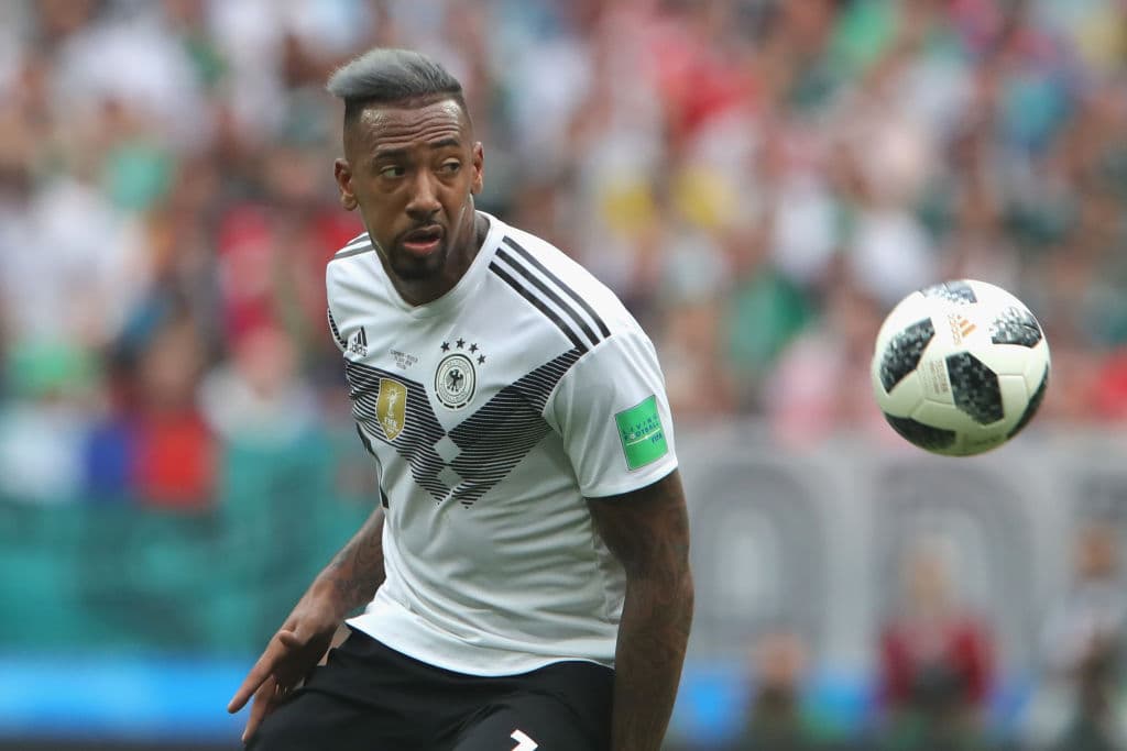 Jerome Boateng de Alemania. Fue con su estilista de cabecera y le pidió un corte inolvidable, y parece que lo logró...