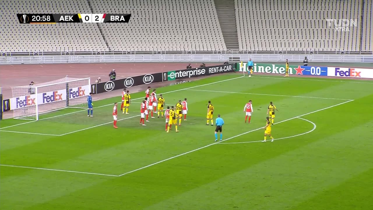 ¡TIRO ATAJADO! disparo por Marko Livaja.