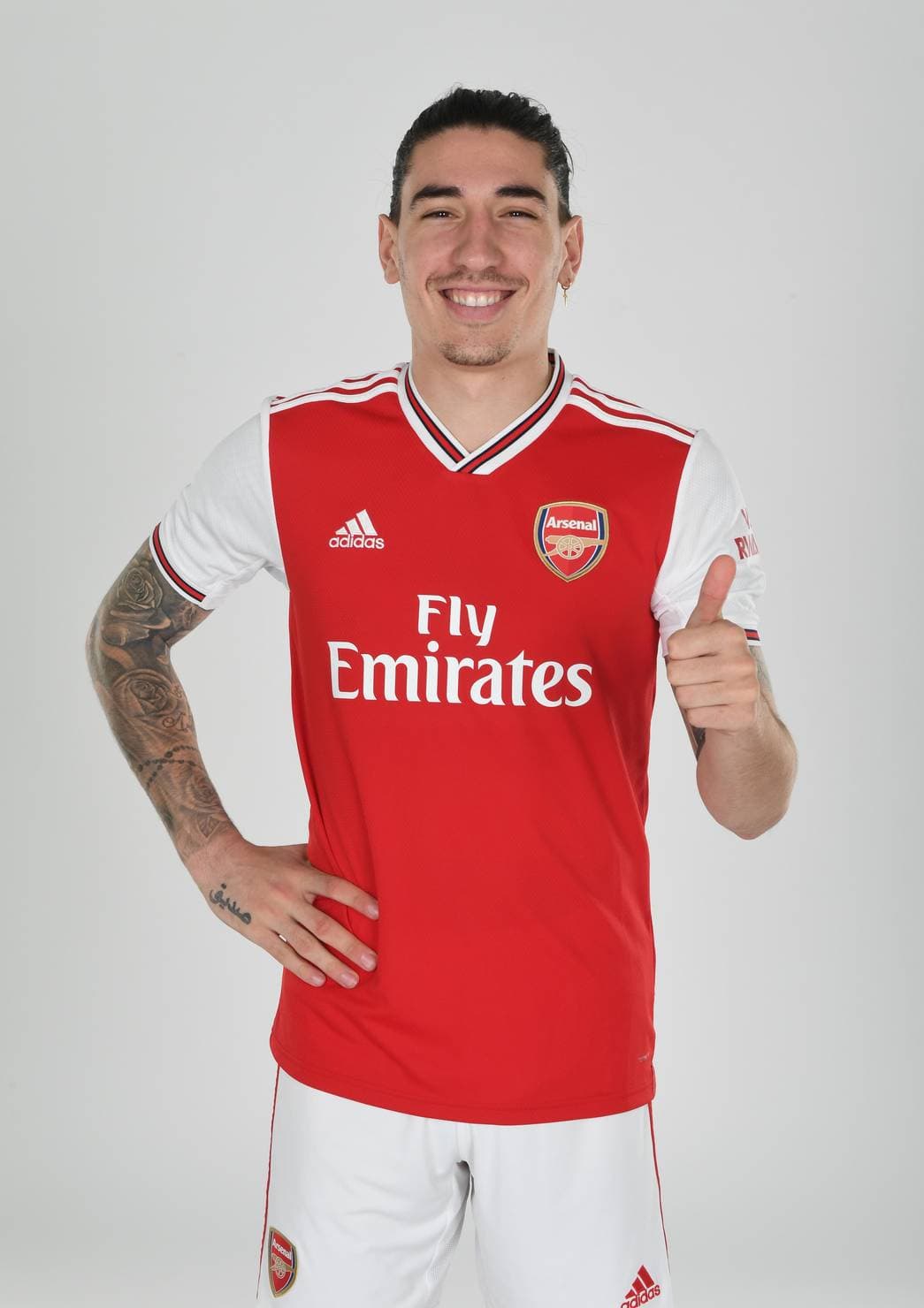 Pasaron 25 años para que el Arsenal F.C. volviera a vestir con la marca de las tres rayas hasta la temporada que iniciará en los próximos meses. Como era de esperarse, Adidas le entregó un diseño nostálgico, con detalles retro pero moderno para iniciar una nueva relación de convenio.