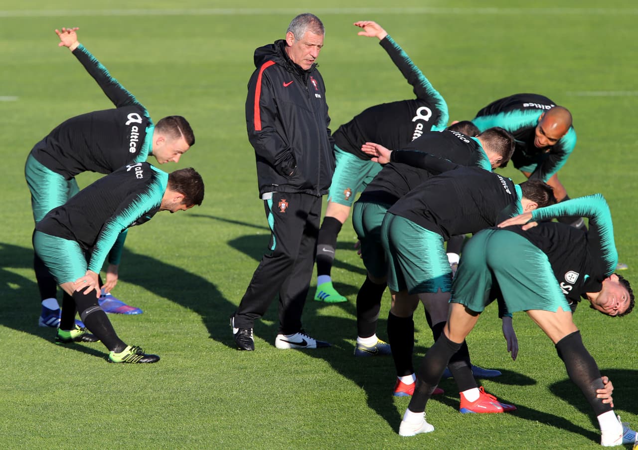 Y tras el llamado del entrenador Fernando Santos, 'CR7' acudió al llamado y en su regreso con el escuadrón lusitano, hubo una lluvia de flashes que se alzaron como tsunami cuando pisó el césped para entrenar con sus compañeros. El astro de la Juventus volvió por fin al lugar en el que más que admirado, es venerado.