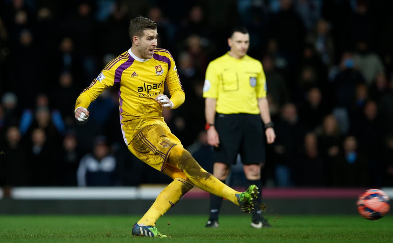 Uno de sus grandes momentos fue ante el Everton en FA Cup. Atajó el último penal de los 'Toffees' y anotó el lanzamiento decisivo para clasificar a los 'Hammers'.