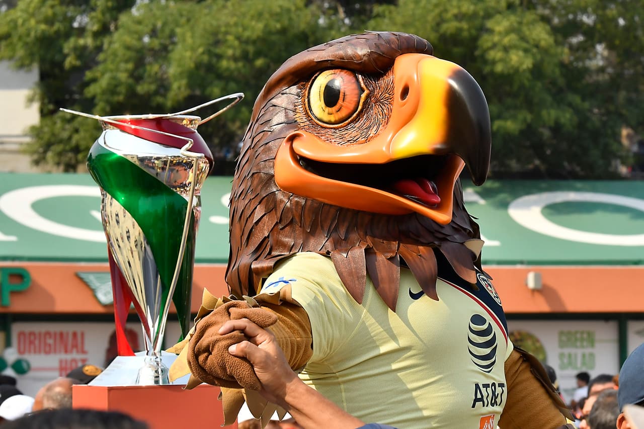 Junto al águila, mascota del club, el América presentó el trofeo de Copa MX en las afueras del Estadio Azteca.