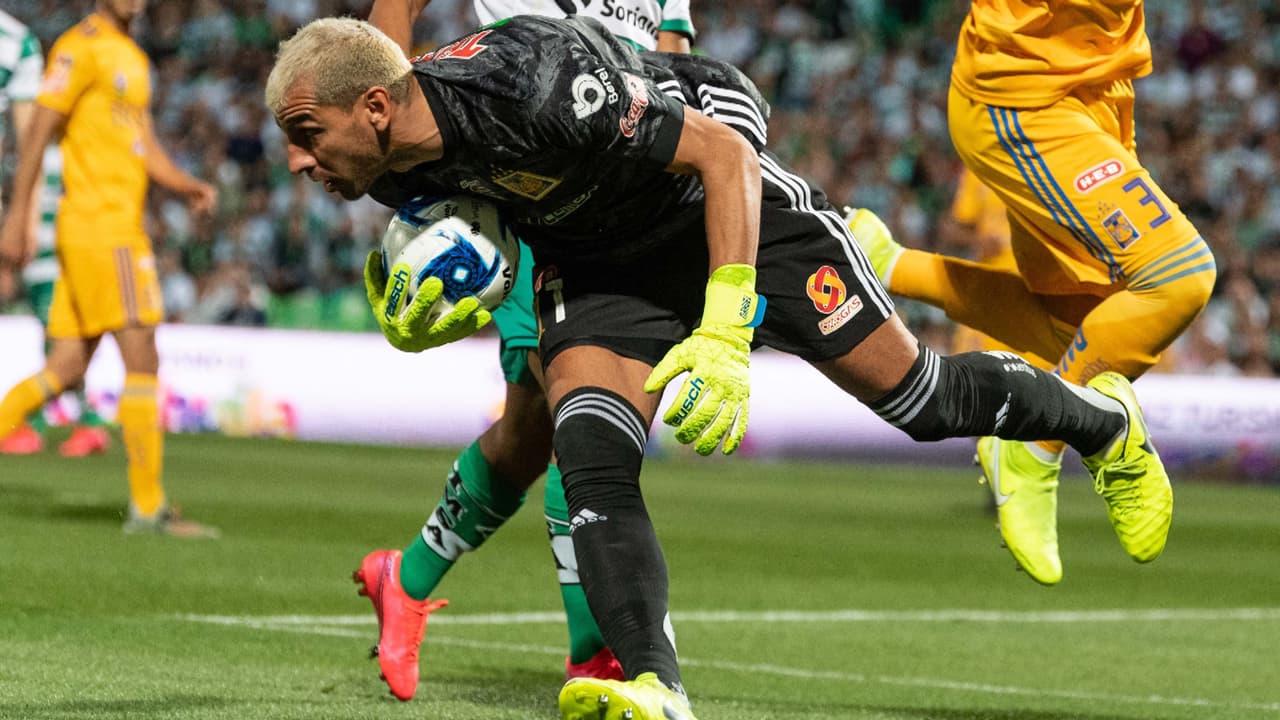 Brizio acepta que Nahuel Guzmán debió ser expulsado