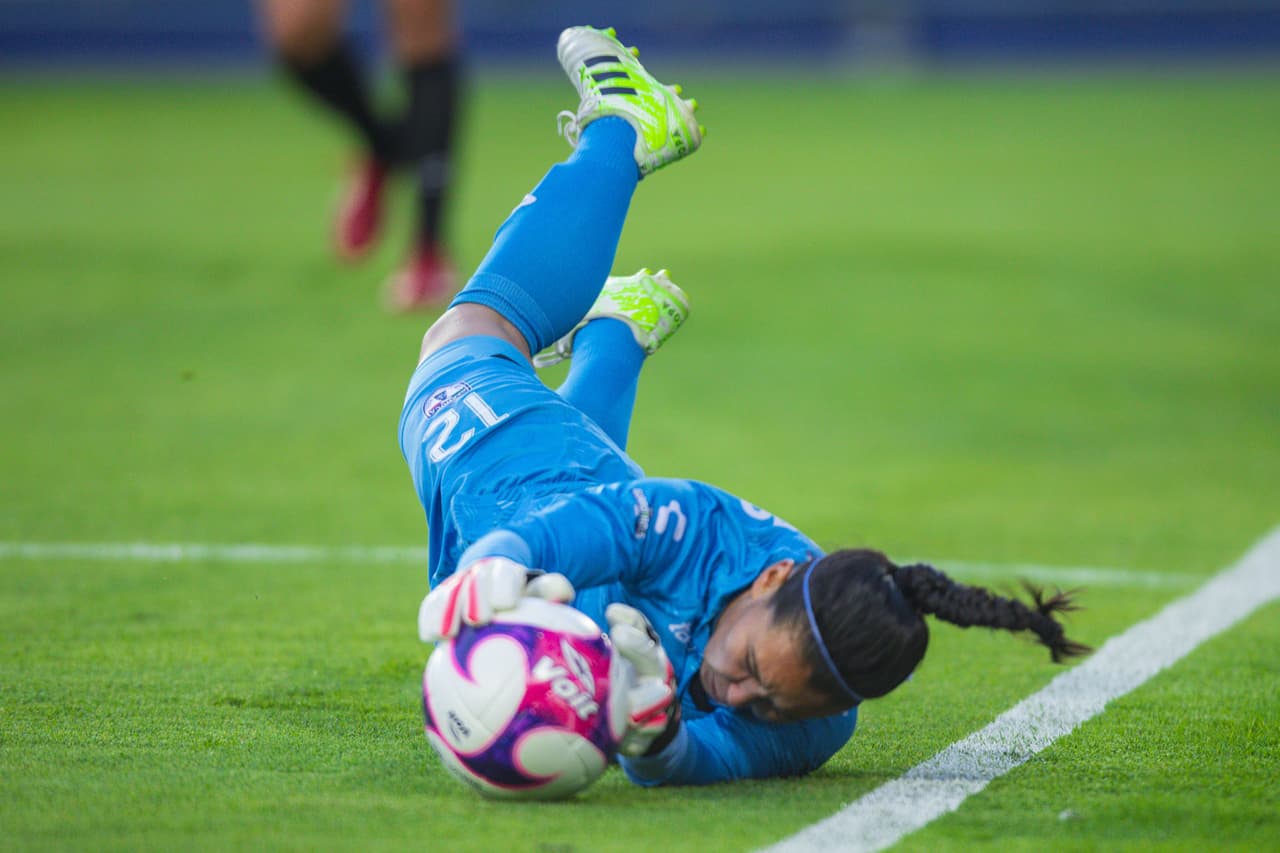 Gabriela Machuca ataja el balon