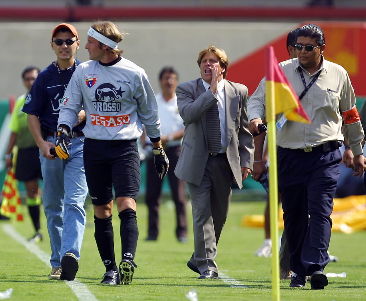 Además, infundía en sus dirigidos ese espíritu guerrerero. Como fue el caso del guardameta argentino Damián Grosso, quien a menudo era expulsado.