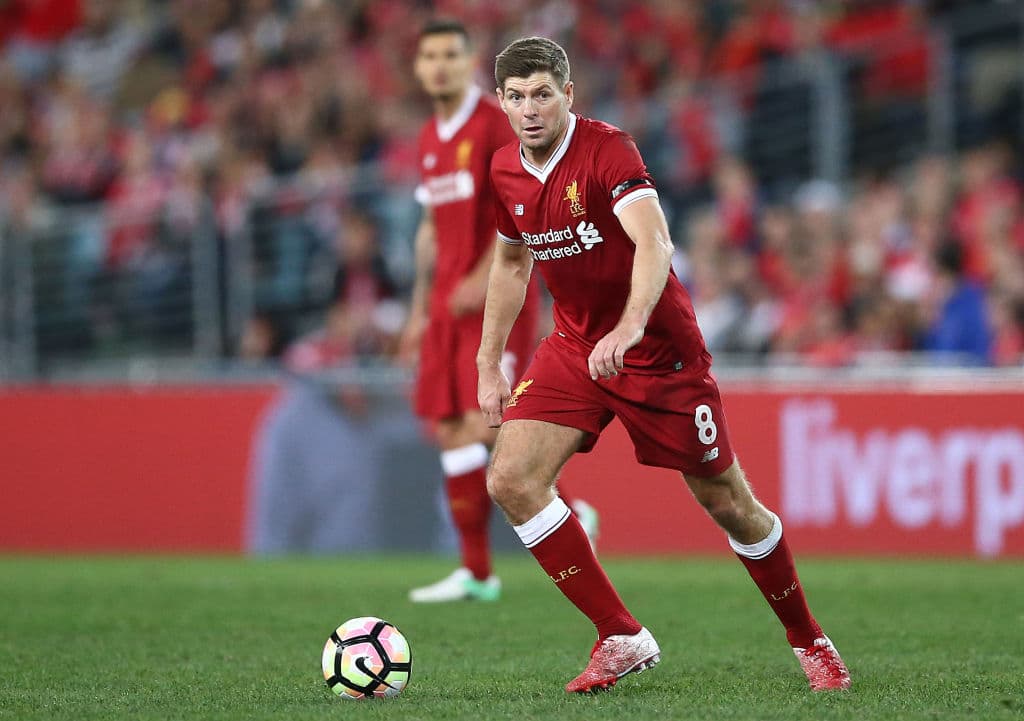 Steven Gerrard, jugador del Liverpool e Inglaterra fue uno de los mediocampistas elegido tres veces en este conteo, sin embargo sus siete nominaciones le han valido estar en el 11 del siglo.