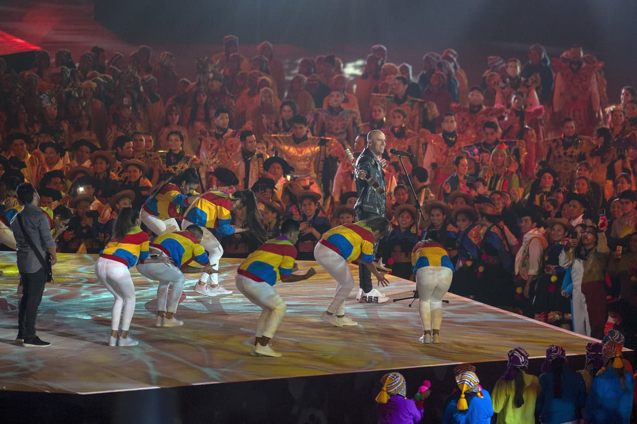 No podía faltar el acto de música que se hizo presente en el estadio Nacional de Lima.