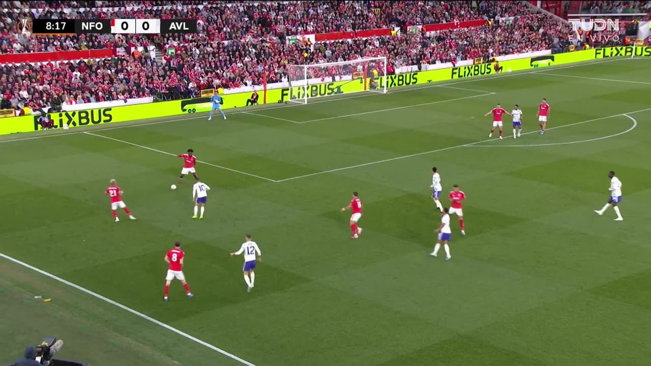 ¡TIRO ATAJADO! disparo por Youri Tielemans.