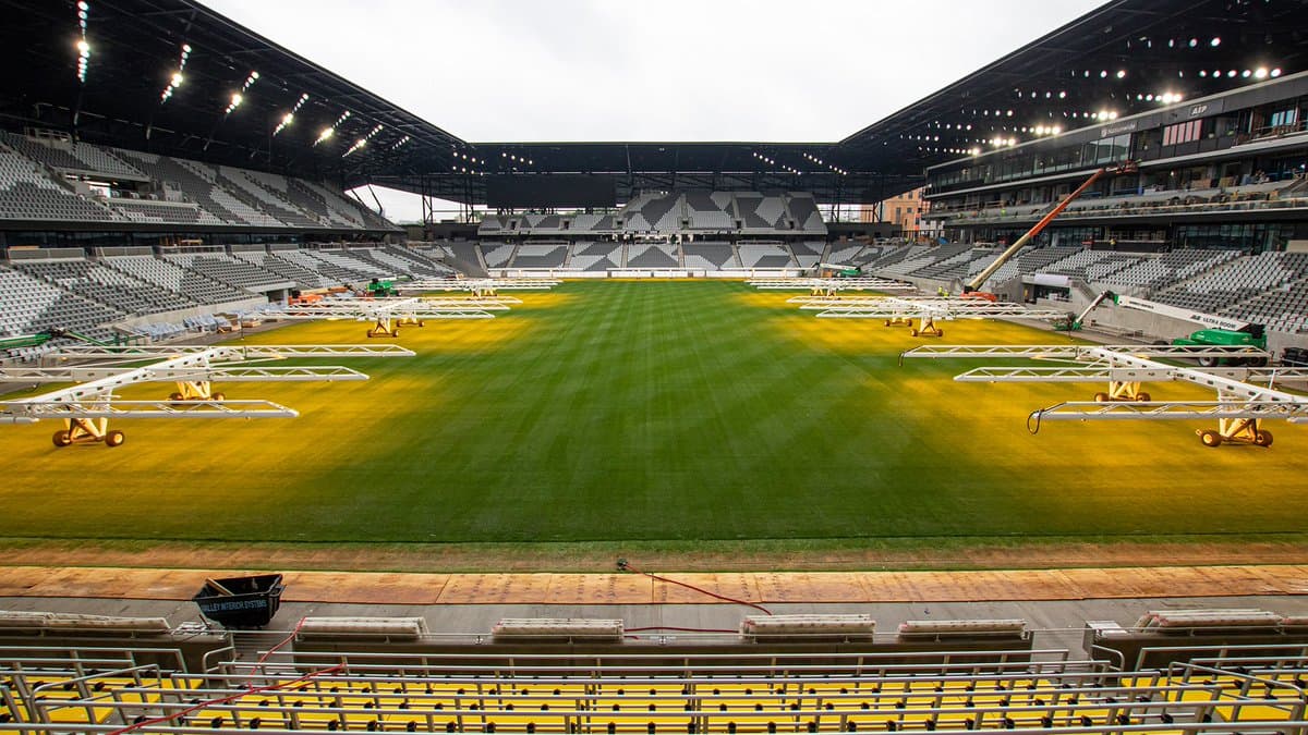 El equipo técnico del club se esmera con el cuidado del césped días antes de la inauguración.