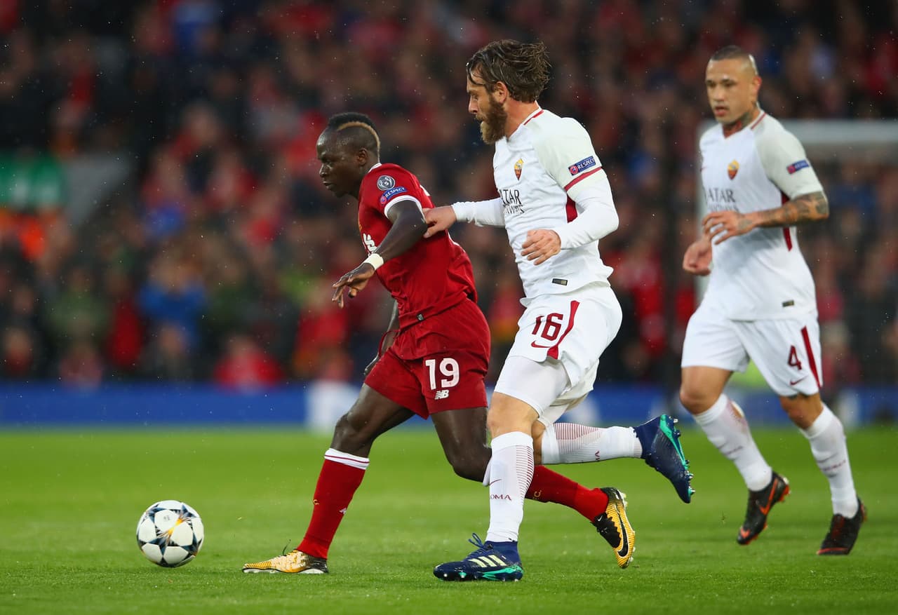 LIVERPOOL, ENGLAND - APRIL 24: Sadio Mane of Liverpool evades Daniele De Rossi of AS Roma during the UEFA Champions League Semi Final First Leg match between Liverpool and A.S. Roma at Anfield on April 24, 2018 in Liverpool, United Kingdom. (Photo by Clive Brunskill/Getty Images)