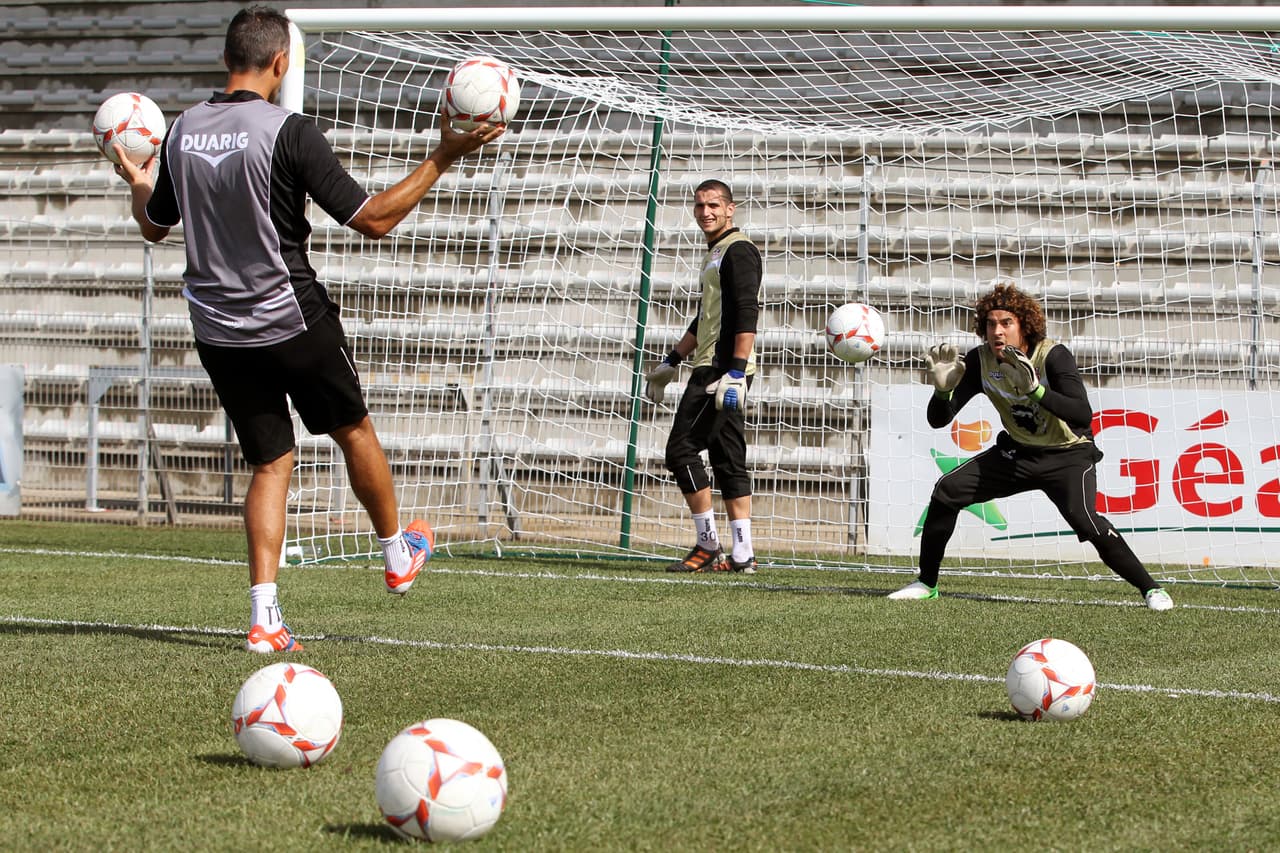 Su técnico en el Ajaccio, Alex Dupont, reconoció que la virtud del mexicano eran las reacciones debajo del travesaño. Así que había que entrenar lo demás.