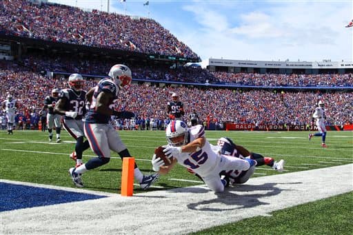 Los Buffalo Bills no pudieron contender a la poderosa ofensiva de los New England Patriots y perdieron en casa 40-32. Checa las mejores imágenes de este duelo.