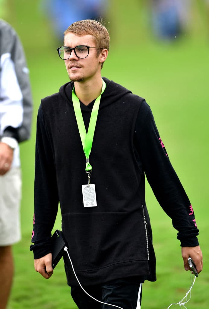 "La respuesta de la pasada semana ha sido tan alucinante para el disco Justice que este hombre tenía que mostraros su cariño con más música. Más canciones, más música de @justinbieber. #Justice Triple Chuck Deluxe esta noche. Bravo", dijo el canadiense.
<br>