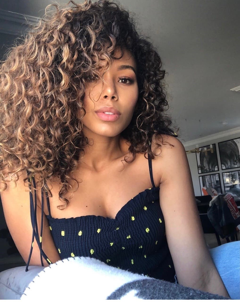 La modelo tiene un doble vida al vivir viajando entre Madrid y Londres debido a su trabajo.