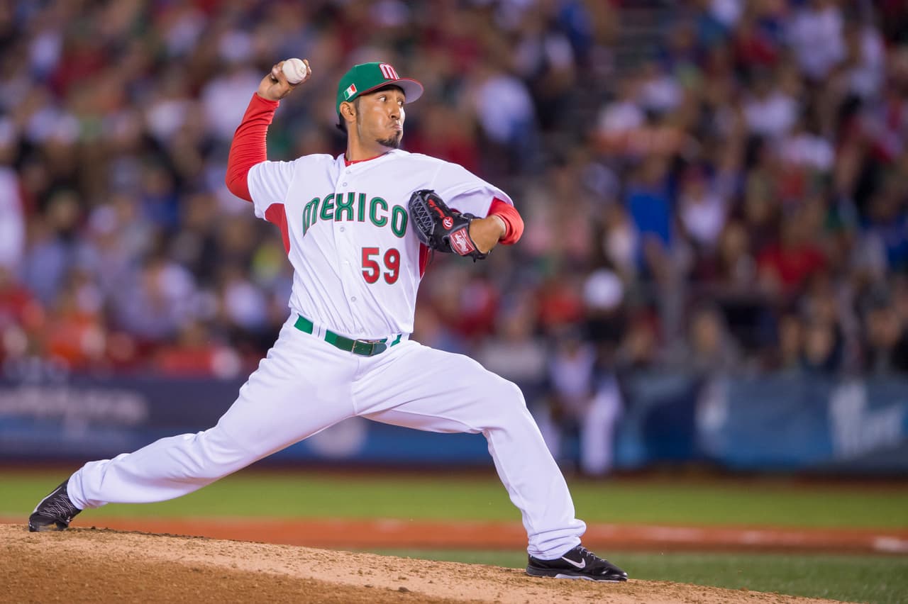 Si bien México acumula dos derrotas, una victoria sobre Venezuela combinada con un triunfo de Puerto Rico sobre Italia este domingo le daría vida a la novena local.