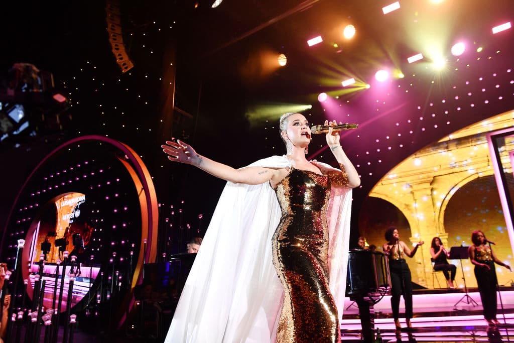 Wujek ha dado vida a muchos de los momentos extravagantes del vestuario de Perry, el más reciente incluye su desinfectante de manos y disfraces de vacunas.