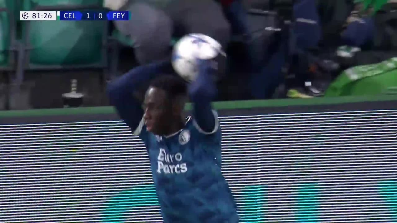 ¡GOL!  anota para Feyenoord. Yankuba Minteh
