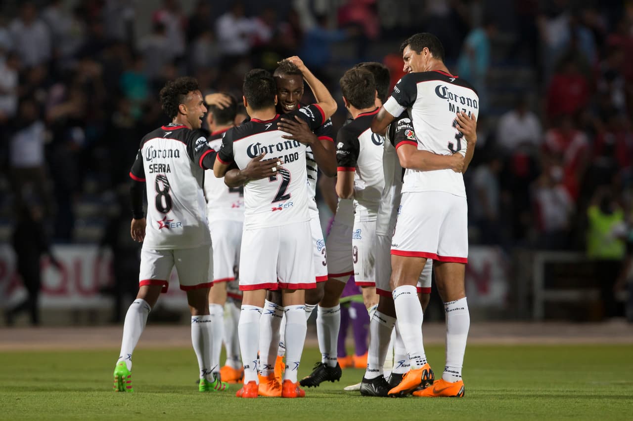 Los Lobos BUAP dieron su mejor partido del torneo al golear 5-0 a os Tiburones del Veracruz.
