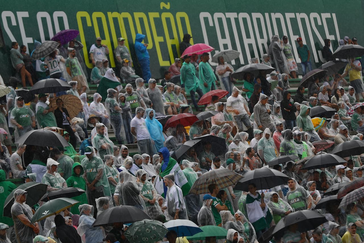 Seguidores del Chapecoense en el estadio Arena Conda rinden homenaje a los jugadores fallecidos.