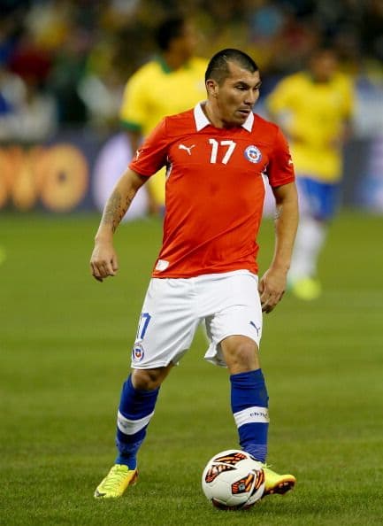 Gary Medel.- Mediocampista de contención, el pulmón del cuadro chileno, el incansable, el jugador que tiene la misión de bubrirle las espaldas a los talentosísimos atacantes.