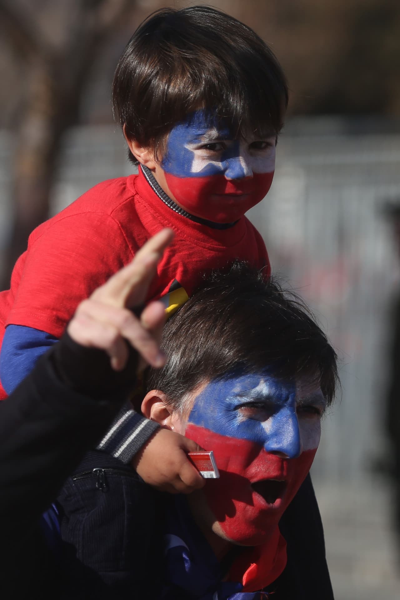 La afición chilena se tiñó de rojo para hacer vibrar a sus jugadores e inspirarlos a levantar la Copa y conquistar la cima del continente por primera ocasión en su historia.