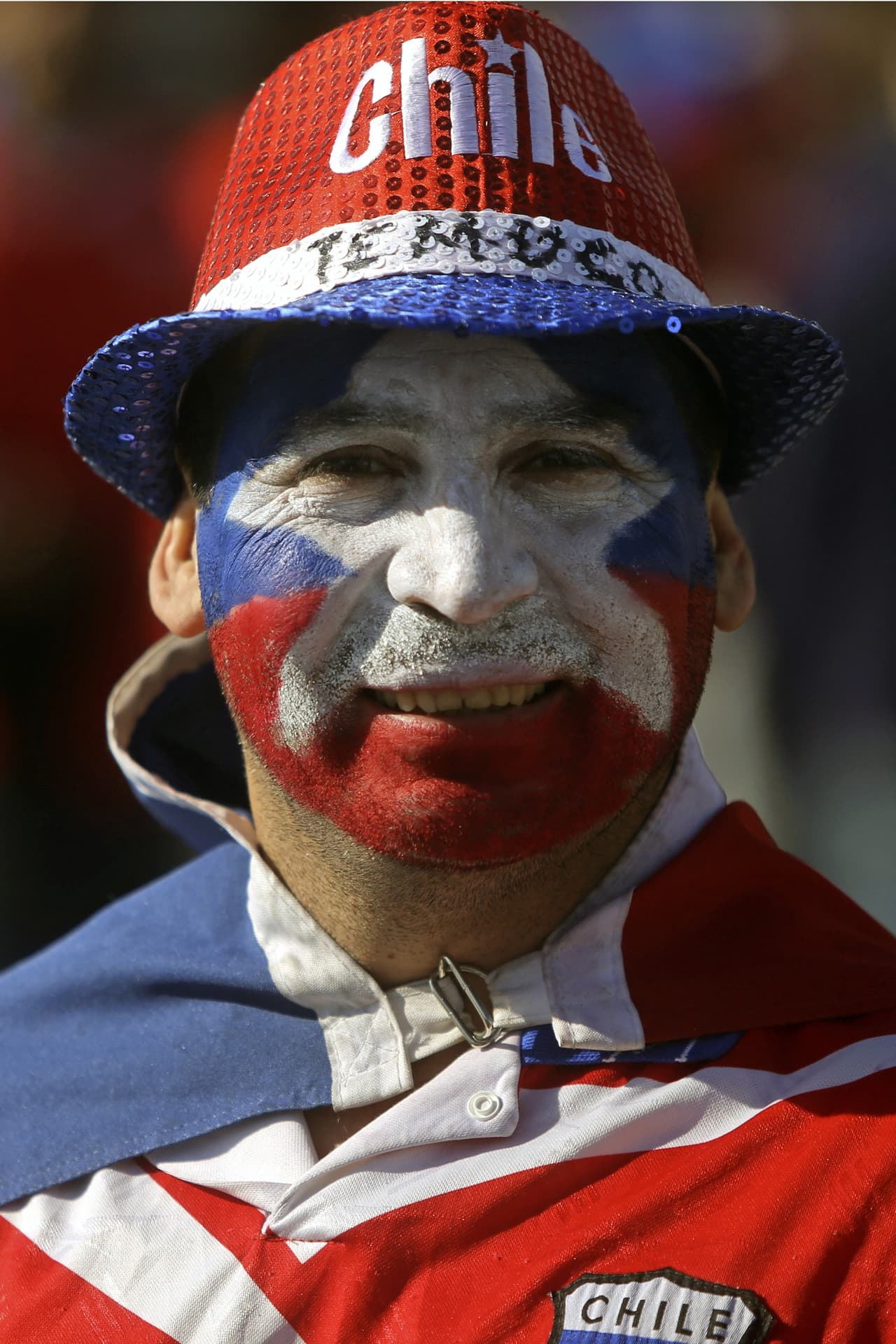 La afición chilena se tiñó de rojo para hacer vibrar a sus jugadores e inspirarlos a levantar la Copa y conquistar la cima del continente por primera ocasión en su historia.