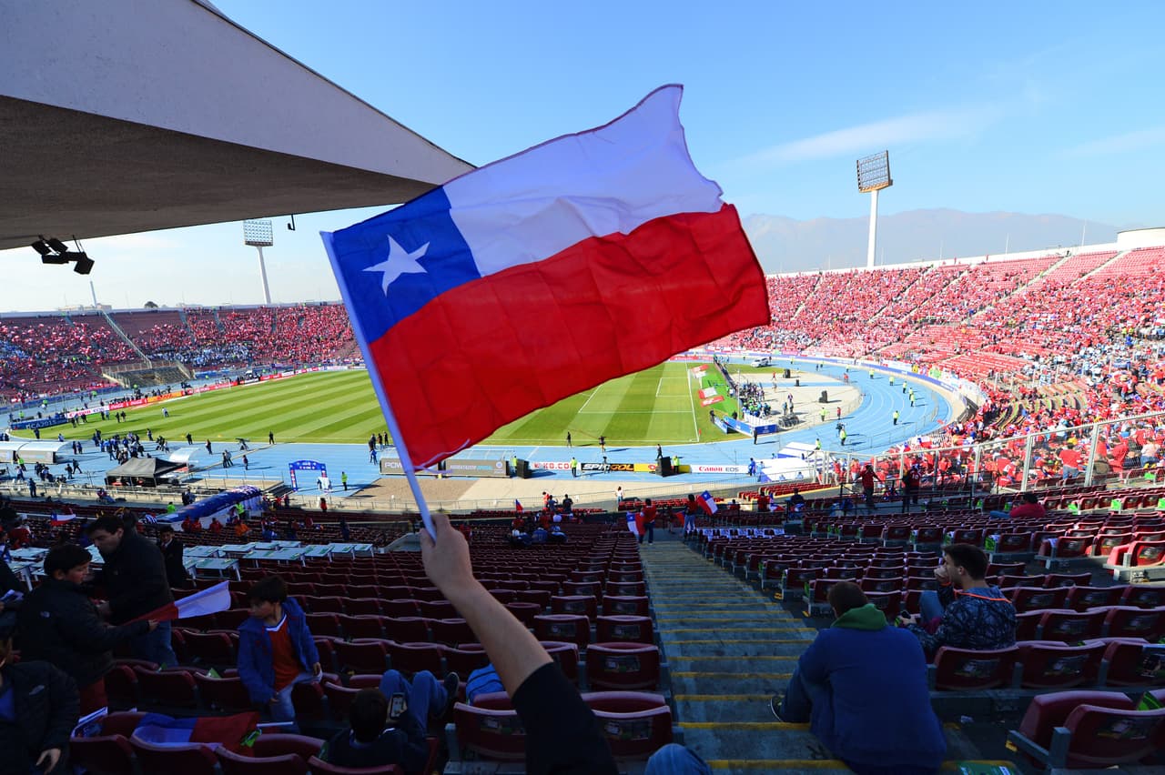 La afición chilena se tiñó de rojo para hacer vibrar a sus jugadores e inspirarlos a levantar la Copa y conquistar la cima del continente por primera ocasión en su historia.