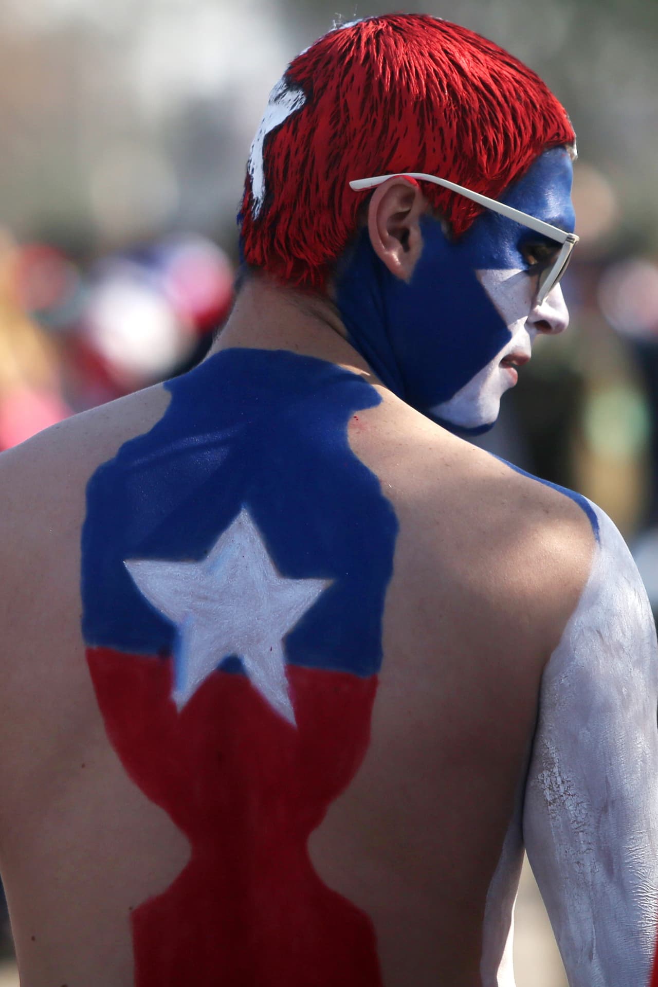 La afición chilena se tiñó de rojo para hacer vibrar a sus jugadores e inspirarlos a levantar la Copa y conquistar la cima del continente por primera ocasión en su historia.