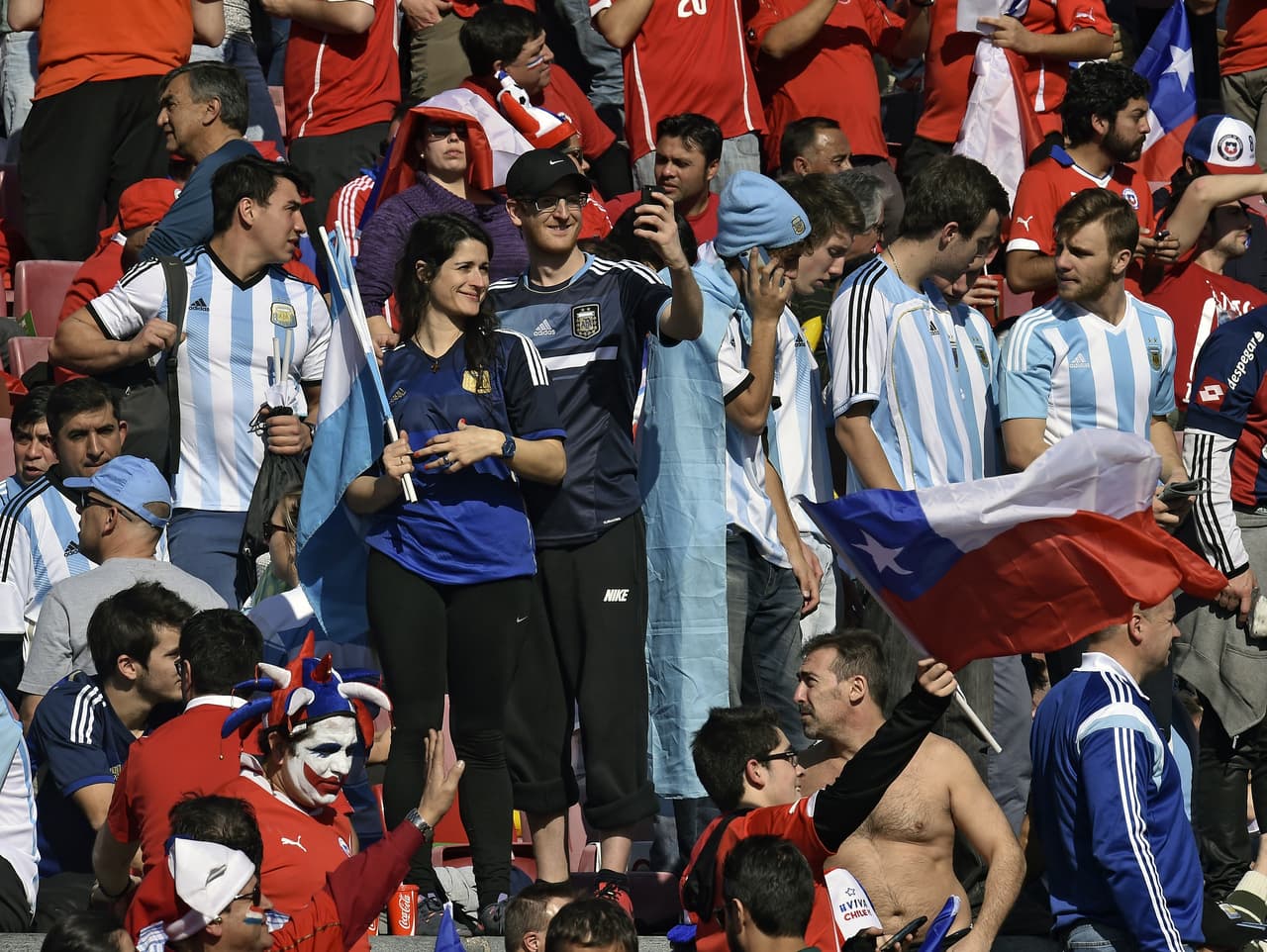 La hinchada no podía faltar a la cita donde Argentina busca alzarse en lo más alto de la Copa América con las esperanzas depositadas en Messi y compañía.