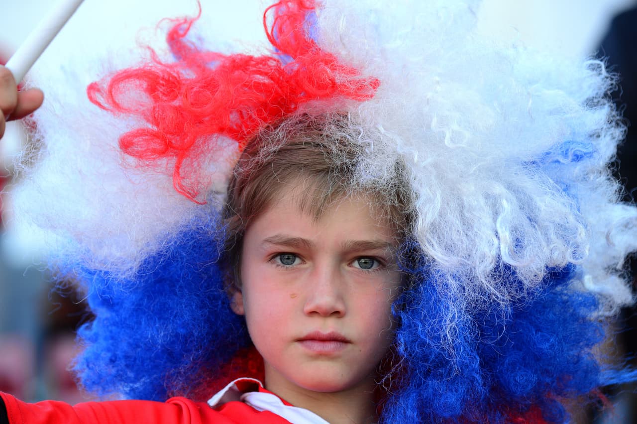 La afición chilena se tiñó de rojo para hacer vibrar a sus jugadores e inspirarlos a levantar la Copa y conquistar la cima del continente por primera ocasión en su historia.