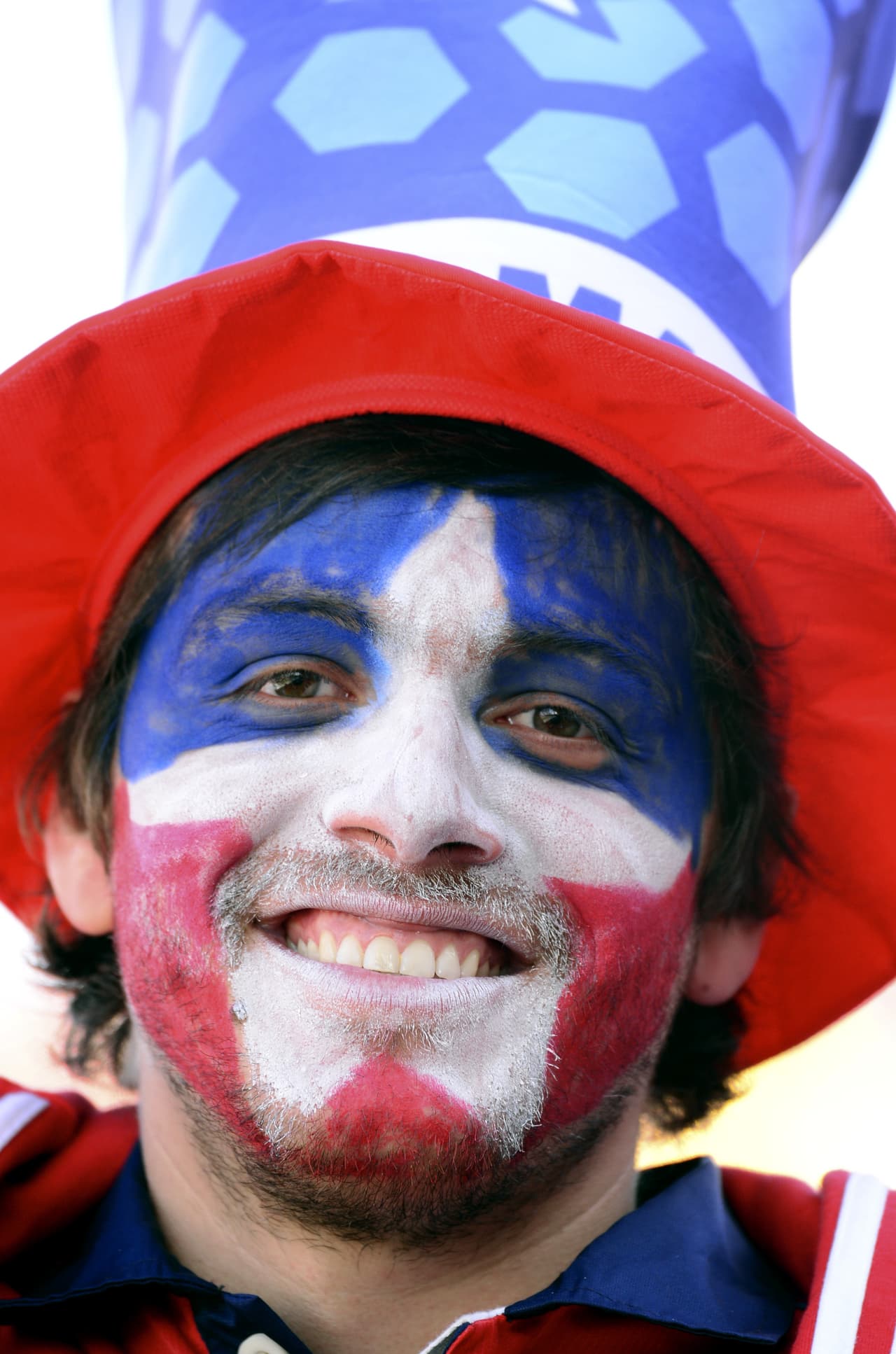 La afición chilena se tiñó de rojo para hacer vibrar a sus jugadores e inspirarlos a levantar la Copa y conquistar la cima del continente por primera ocasión en su historia.