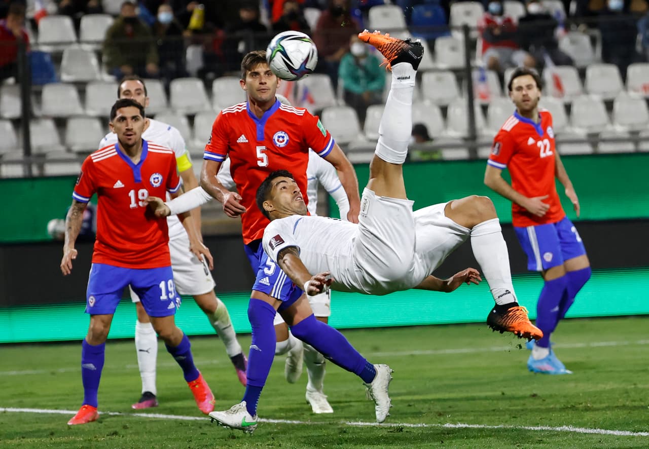 Colombia derrotó con penal de James Rodríguez a Venezuela, y Chile no pudo con Uruguay; sin embargo, solo una derrota de Perú podía darle vida a colombianos y chilenos quedando eliminados de Qatar 2022.