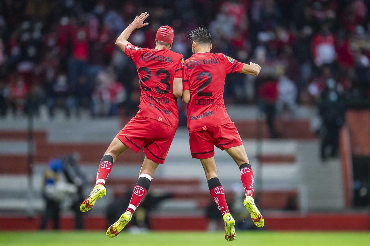 En la recta final, Rubens Sambueza y Canelo se daban el lujo de perdonar dos goles cantados, pero Toluca aseguró la victoria y empató al líder en puntos.
