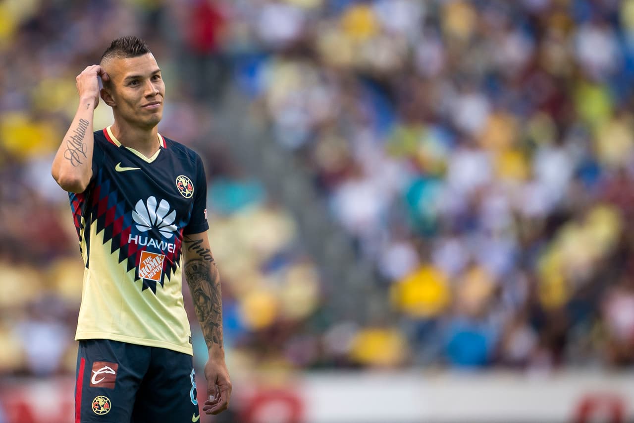 Para continuar con la mala noche del América, Mateus Uribe se hizo expulsar al aplaudirle al árbitro Óscar Macías y el duelo prácticamente se terminó.