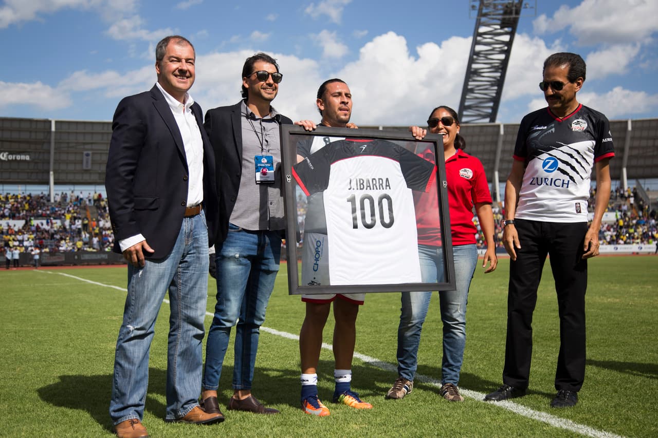 Antes del encuentro, la directiva poblana le rindió un homenaje a Jorge Ibarra por sus cien partidos con la institución.