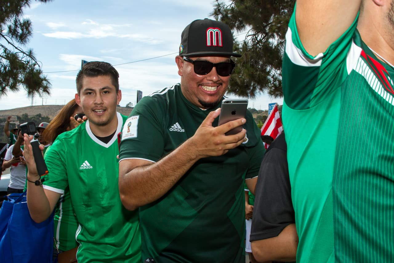 Horas antes del duelo entre México y El Salvador, los aficionados empezaron a hacer su partido en el estacionamiento del Qualcomm Stadium de San Diego, una fiesta llena de música y camaradería entre las dos naciones.