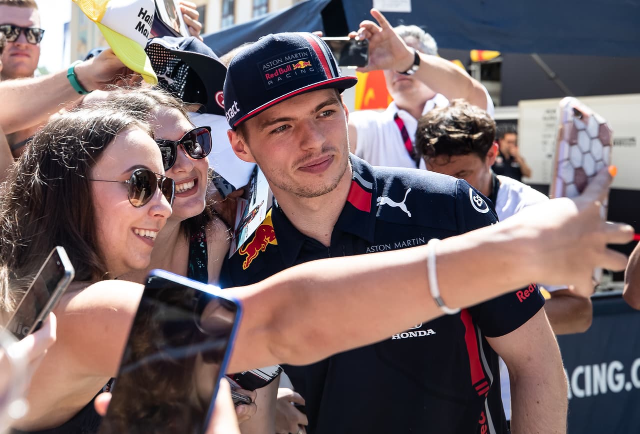 En Graz, a pocos kilómetros del Circuito Red Bull Ring en Spielberg, Max Verstappen encendió la actividad del Gran Premio de Austria con una visita a los aficionados, así como la tienda oficial de la escudería en la ciudad. A partir de este viernes los motores se encenderán con las primeras sesiones libres.