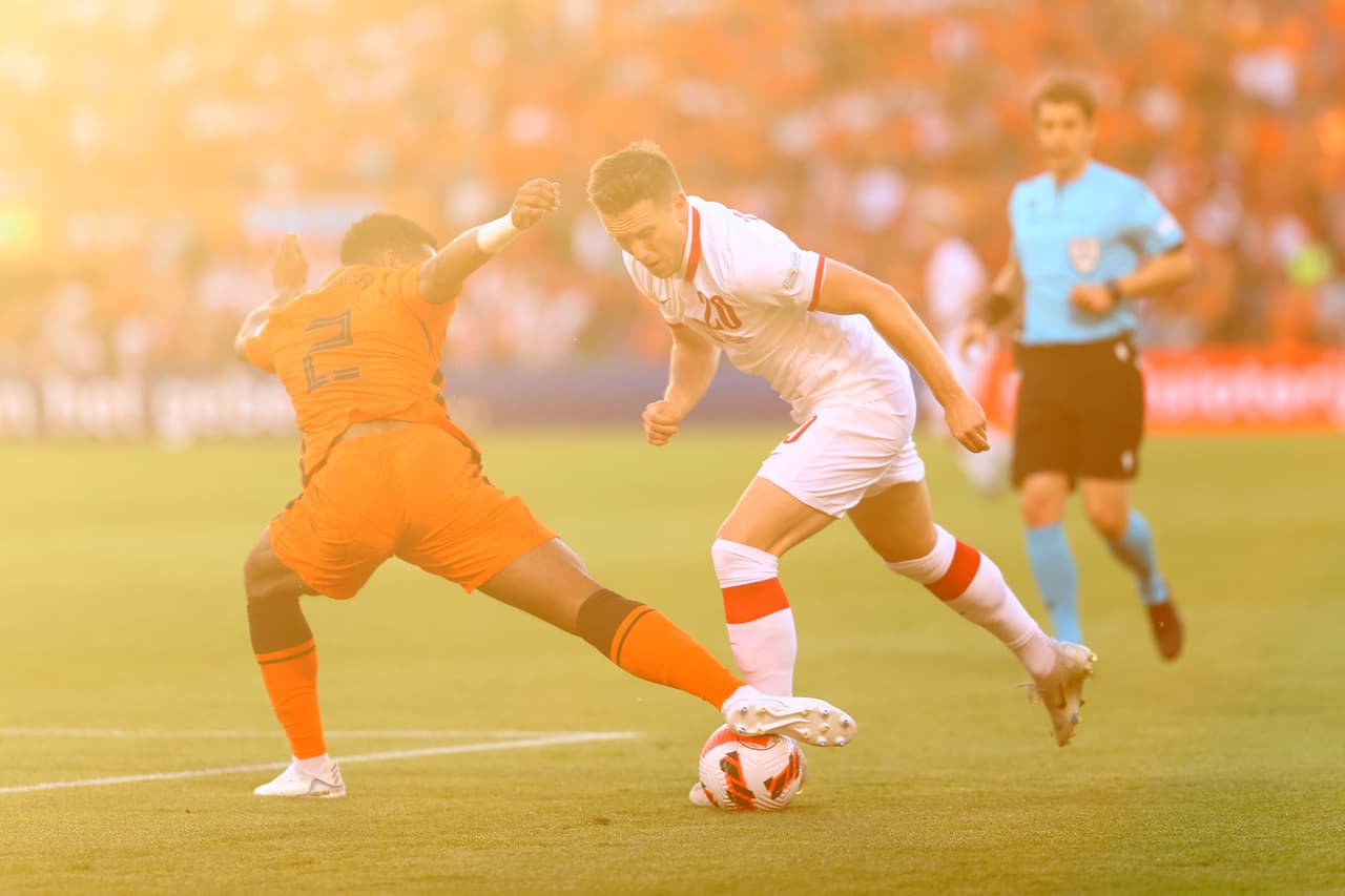 Polonia se puso en ventaja de dos goles gracias a los tantos de Cash y Zieliński, pero los Países Bajos reaccionaron con las anotaciones de Klaassen y Dumfries.