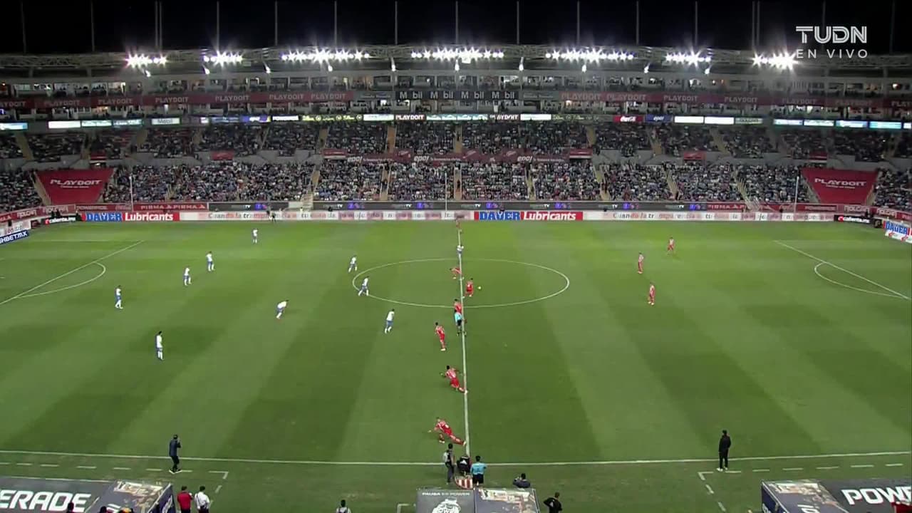 Arranca el partido y la pelota está en juego.