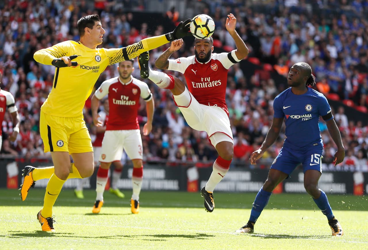 El arquero Thibous Courtois evitó en varias ocasiones que Alexandre Lacazzete debutara con gol en Arsenal. El primer tiempo se fue sin goles.