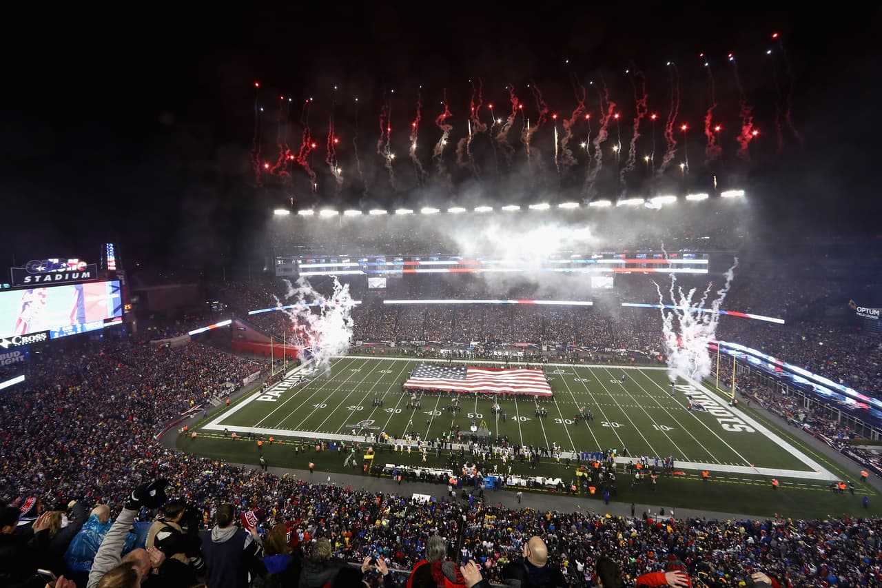 La belleza de las porristas, la alegría de los fanáticos, el colorido de las presentaciones y hasta la presencia de algunas celebridades le dieron el ingrediente perfecto a la fiesta del fútbol americano de NFL fuera de la competencia en la definición de los equipos, Atlanta Falcons y New England Patriots, que estarán en el Super Bowl.
