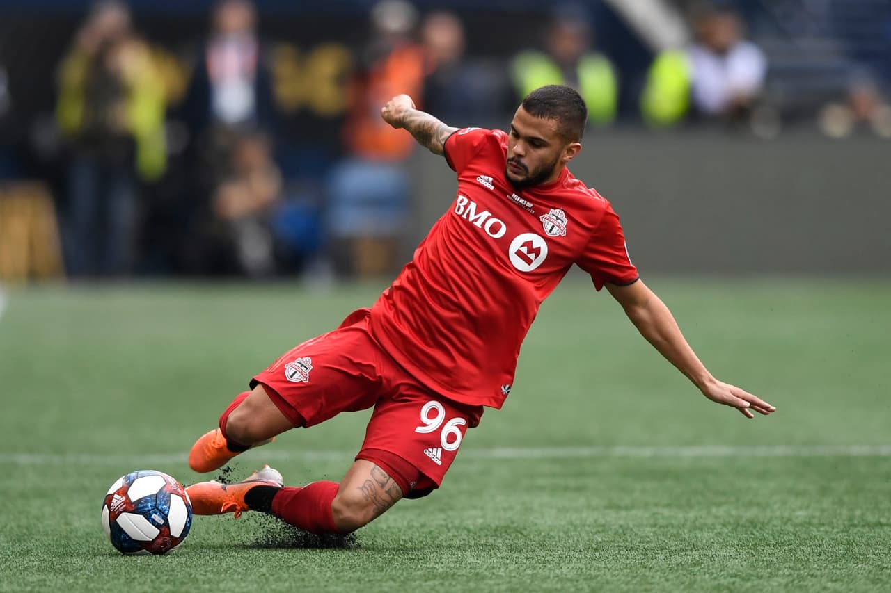 Marcador de punta por derecha: Auro (Toronto FC)
