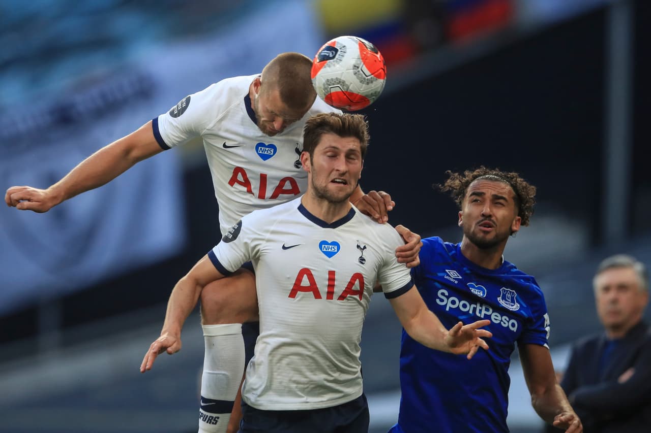 Los jugadores del Tottenham no se hablan y Eric Dier es el encargado de alejar el peligro del área con un cabezazo.