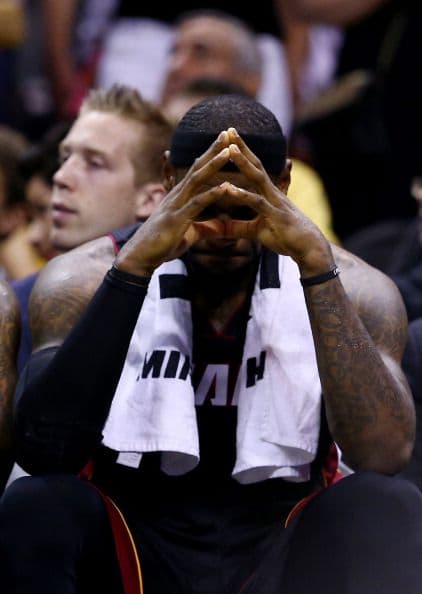 Todo o nada. Dispuestos a dejar la vida en la cancha San Antonio fue por su quinto campeonato mientras Miami buscaba salir de la mala racha 3-1 pese a que ningún equipo en la historia lo había logrado en una final. San Antonio apaleó a Miami.          