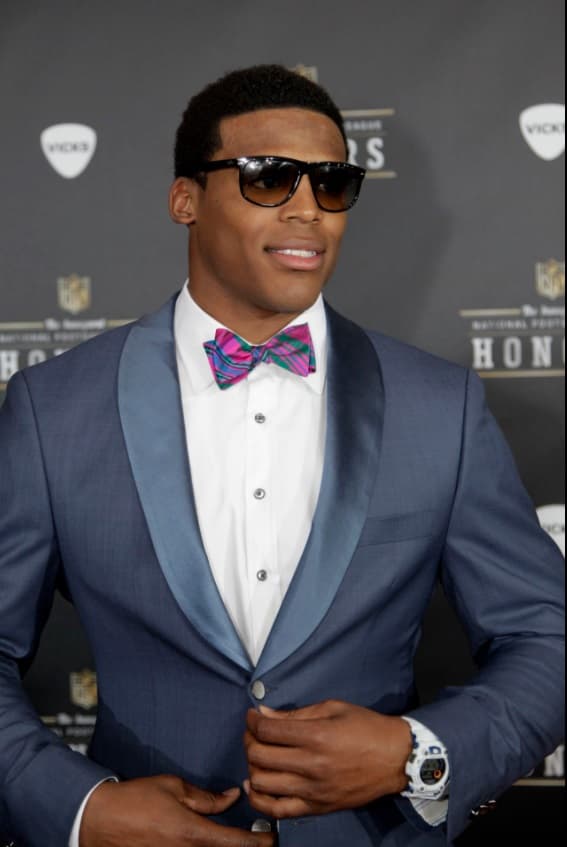 <b>Cam</b>eron Jerrell
<b>Newton</b> celebra su cumpleaños número 28 este 11 de mayo y por ello quisimos mostrar cómo ha ido cambiando su
<i>look</i> durante las seis temporadas que lleva en la NFL. El quarterback de los
<b><a href="http://www.univision.com/deportes/nfl/carolina-panthers">Carolina Panthers</a></b> ha sorprendido en casi todas sus conferencias de prensa pues no escatima al momento de presentarse en público.