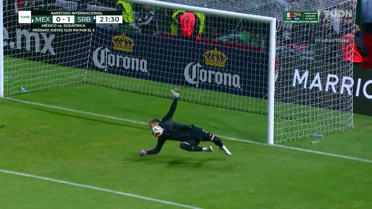 ¡Raúúúúúúl! Stankovic rechaza tiro peligroso de Jiménez