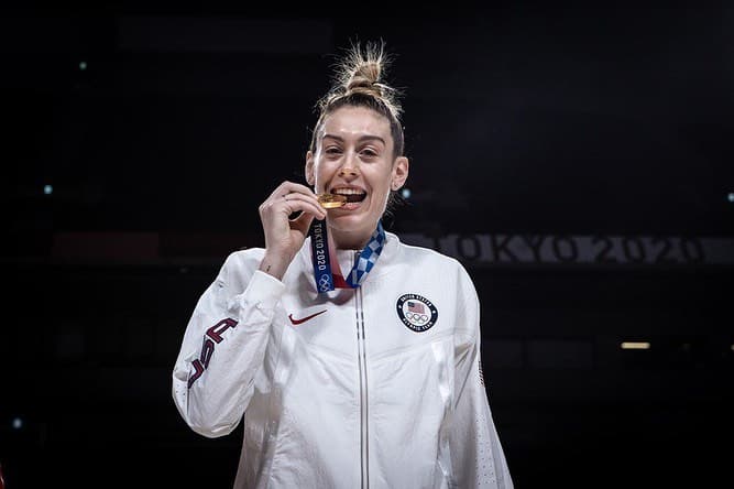 Dos días después de ganar una medalla de oro y recibir mención como jugadora más valiosa en los JO de Tokyo 2020, Stewart experimentó el nacimiento de su primer hijo.