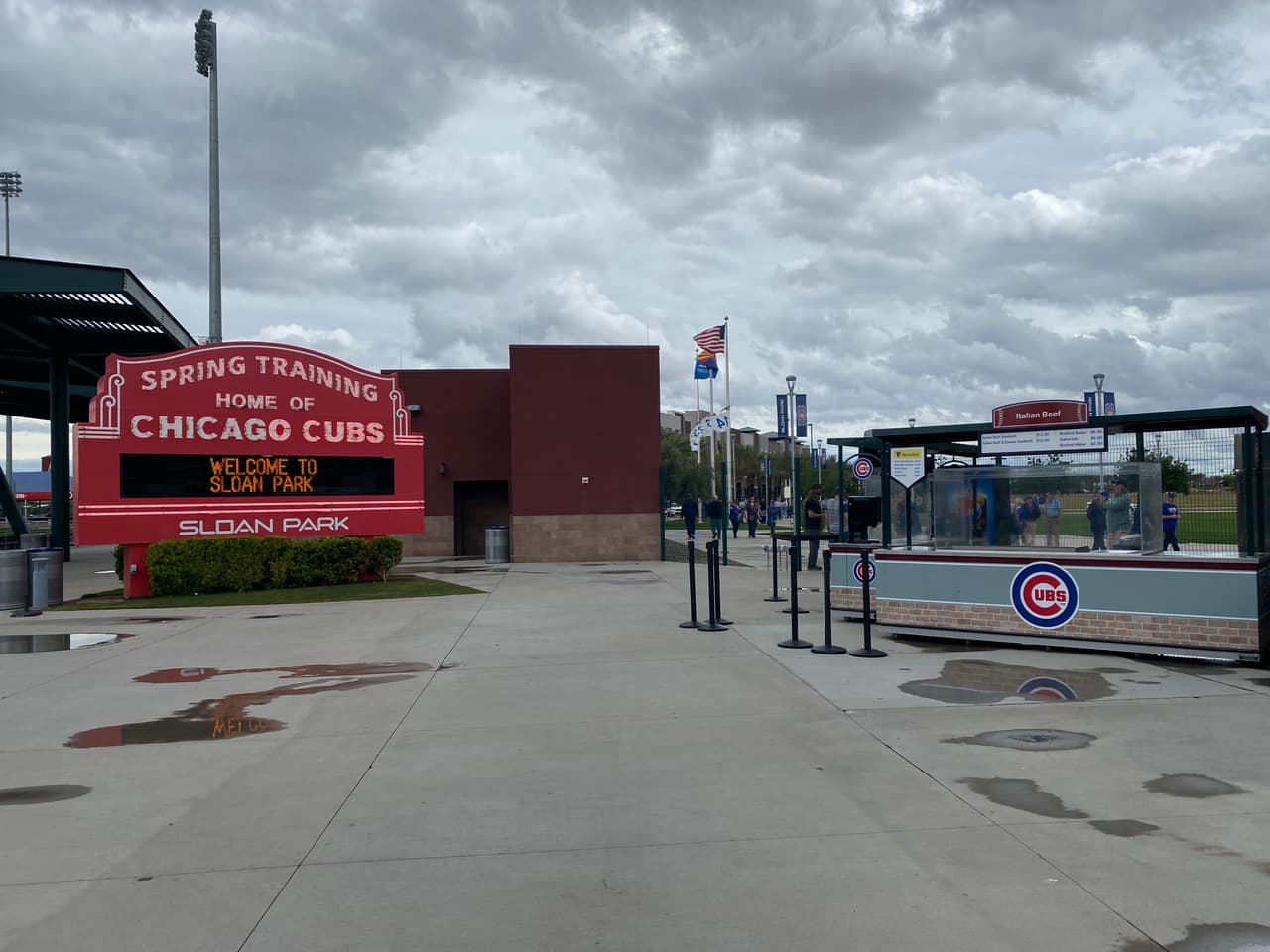 Estos son los equipos que se encuentran en Arizona, para la Liga Cactus: Arizona Diamondbacks, Cubs, White Soxs, Reds, Indians, Rockies, Royals, Angeles, Dodgers, Brewers, Athletics, Padres, Giants, Mariners, y los Rangers. 
<br>